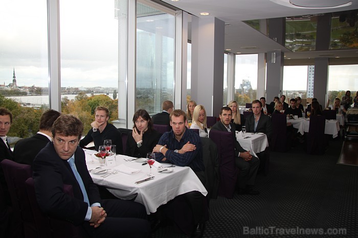 Islande Hotel 13.10.2011 prezentē jauno DINAMO ēdienkarti kopā ar hokeja komandu - www.islandehotel.lv Islande Hotel 13.10.2011 prezentē jauno DINAMO ēdienkarti kopā ar hokeja komandu - www.islandehotel.lv