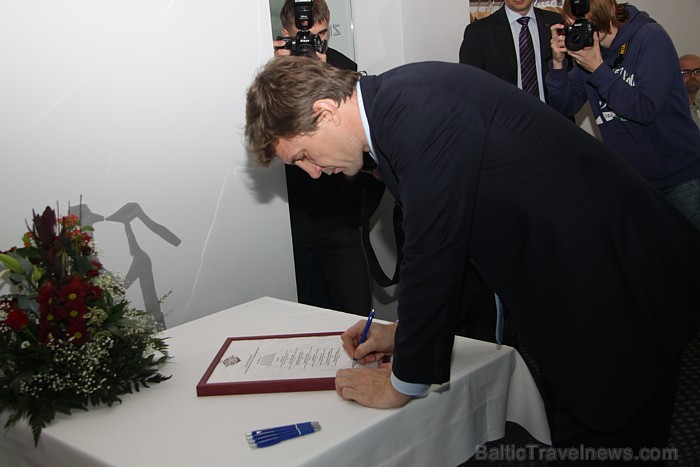 Rīgas Dinamo kapteinis Sandis Ozoliņš atstāj autogrāfu Rīgas Dinamo kapteinis Sandis Ozoliņš atstāj autogrāfu