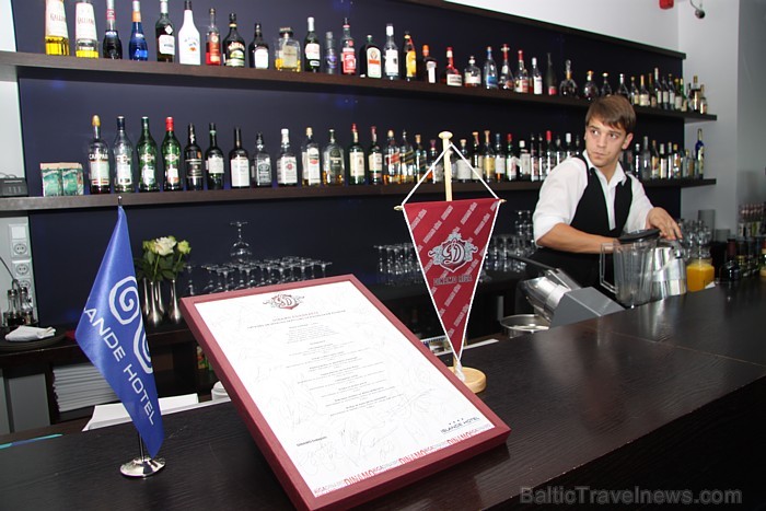 Islande Hotel 13.10.2011 prezentē jauno DINAMO ēdienkarti kopā ar hokeja komandu - www.islandehotel.lv Islande Hotel 13.10.2011 prezentē jauno DINAMO ēdienkarti kopā ar hokeja komandu - www.islandehotel.lv