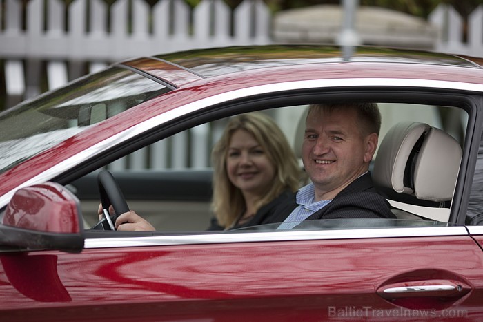 BalticTravelnews.com direktors Aivars Mackevičs un viesnīcas Baltic Beach Hotel mārketinga vadītāja Inga Titarenko izbrauc Jūrmalas goda apli ar  BMW  68715
