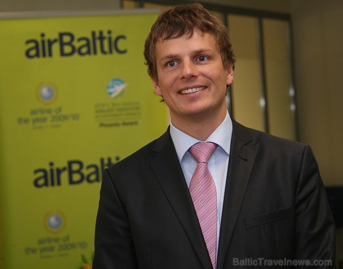 airBaltic korporatīvo komunikāciju viceprezidents Jānis Vanags prezentē lidsabiedrības jauno ēdienkarti 69012