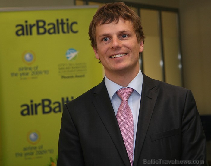 airBaltic korporatīvo komunikāciju viceprezidents Jānis Vanags prezentē lidsabiedrības jauno ēdienkarti airBaltic korporatīvo komunikāciju viceprezidents Jānis Vanags prezentē lidsabiedrības jauno ēdienkarti 69012