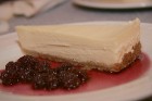Restorāns Māja Pārdaugavā - baltās šokolādes siera kūka ar melleņu ievārījumu - 4.10 Ls 24