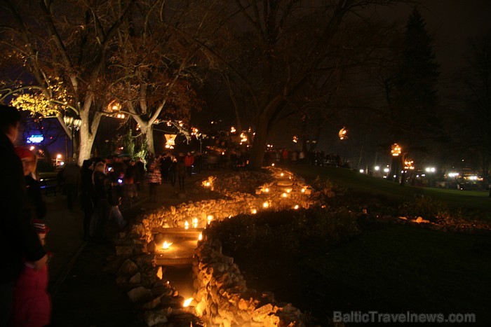 Gaismas festivāls Staro Rīga 2011 no 17.11 līdz 20.11.2011 - pārdomu un meditācijas uguns instalācija liesmojošais. 69338