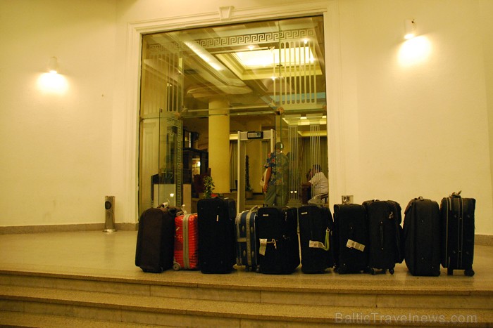 Koferus uz viesnīcu numuriņiem nogādā speciāli nesēji  - www.novatours.lv 69368