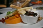 Vecrīgas restorāns Melnais kaķis Līvu laukumā ir izcila vieta biznesa pusdienām un vakara izklaidei. (www.kakis.lv) 7