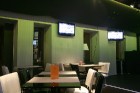 Vecrīgas restorāns Melnais kaķis Līvu laukumā ir izcila vieta biznesa pusdienām un vakara izklaidei. (www.kakis.lv) 18