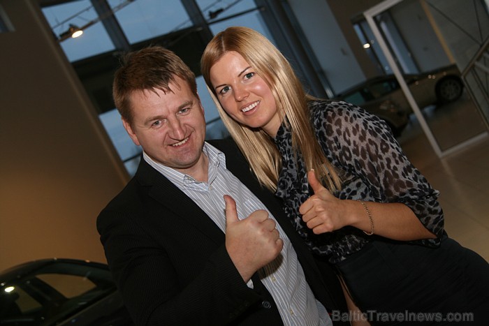 Opel centra Auto Blitz biroja administratore Elīna Jorena un BalticTravelnews.com direktors Aivars Mackevičs Opel centra Auto Blitz biroja administratore Elīna Jorena un BalticTravelnews.com direktors Aivars Mackevičs 69776