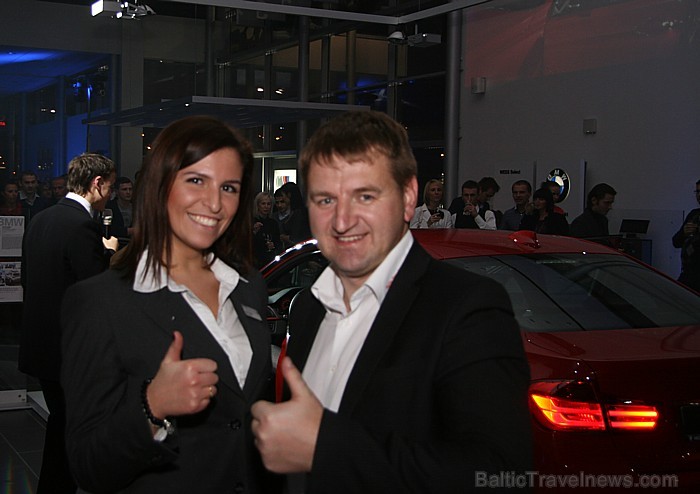 Rīgā prezentē BMW jaunās paaudzes 3.sērijas sedanu (F30) - Wess Select pārdošanas vadītāja Sabine Petrane un BalticTravelnews.com direktors Aivars Mac Rīgā prezentē BMW jaunās paaudzes 3.sērijas sedanu (F30) - Wess Select pārdošanas vadītāja Sabine Petrane un BalticTravelnews.com direktors Aivars Mac 69846