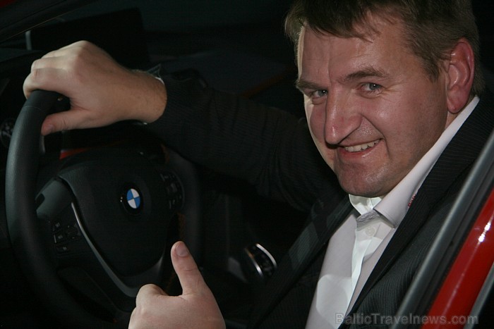 Rīgā prezentē BMW jaunās paaudzes 3.sērijas sedanu (F30) - BMW ir auto... uz kuru var paļauties! Rīgā prezentē BMW jaunās paaudzes 3.sērijas sedanu (F30) - BMW ir auto... uz kuru var paļauties! 69852