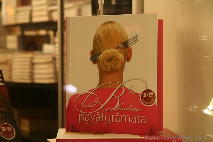 «Blondīņu pavārgrāmata» kopā ar blondīnēm prezentējas izdevniecībā Zvaigzne 70102