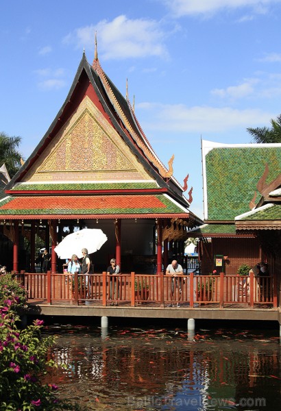 Ieeja parkā izveidota kā autentisks taizemiešu ciemats, kas ir lielākais šāda veida ciemats ārpus Taizemes robežām 70344
