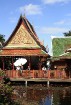 Ieeja parkā izveidota kā autentisks taizemiešu ciemats, kas ir lielākais šāda veida ciemats ārpus Taizemes robežām 4