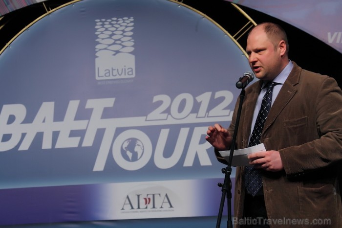 «Gada cilvēks tūrismā 2011» nominācijā «Tūrisma informācijas centra vadītājs 2011» paniedz Latvijas Tūrisma attīstības valsts aģentūras vadītājs Arman 71465