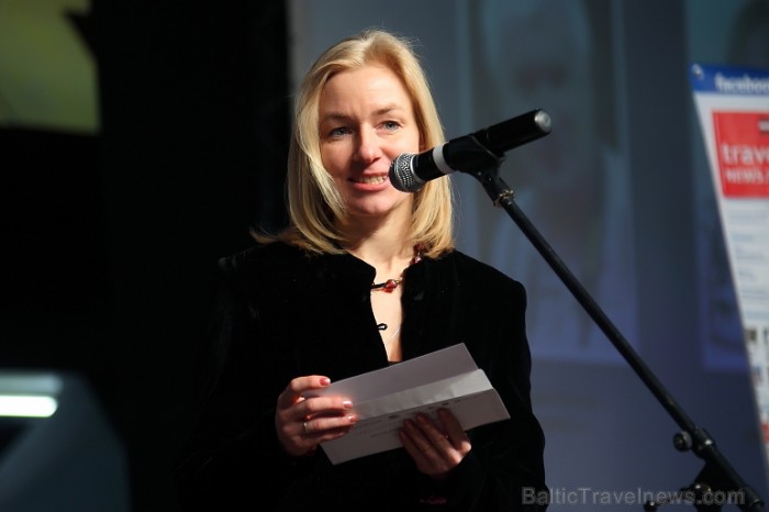 «Gada cilvēks tūrismā 2011» nominācijā «Tūrisma žurnālists 2011» pasniedz tūrisma nozares portāla TurismaBizness.lv vadītāja Benita Zaretoka. Foto: Ju 71476
