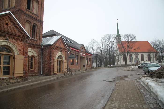 Limbaži ir viena no vecākajām Latvijas pilsētām un tā atrodas 87 km attālumā no Rīgas - www.visitlimbazi.lv Limbaži ir viena no vecākajām Latvijas pilsētām un tā atrodas 87 km attālumā no Rīgas - www.visitlimbazi.lv 72801