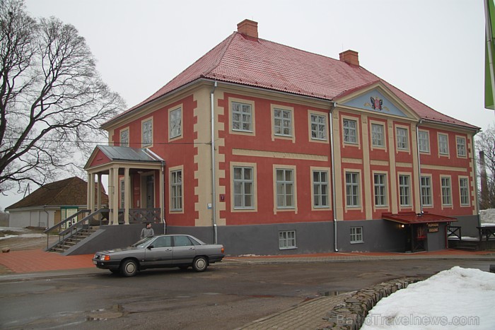 Rīgas rātes jaunajā pilī, elegantā klasicisma ēkā, kas celta 19. gadsimta 30. gados iekārtots Limbažu muzejs - www.visitlimbazi.lv Rīgas rātes jaunajā pilī, elegantā klasicisma ēkā, kas celta 19. gadsimta 30. gados iekārtots Limbažu muzejs - www.visitlimbazi.lv 72814