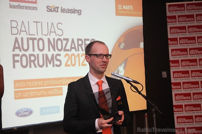 Autonomas Sixt vadītājs Baltijas valstīs Arnis Jaudzems pasniedz balvu par labāko «Sixt Leasing gada auto 2011» Autonomas Sixt vadītājs Baltijas valstīs Arnis Jaudzems pasniedz balvu par labāko «Sixt Leasing gada auto 2011» 72914
