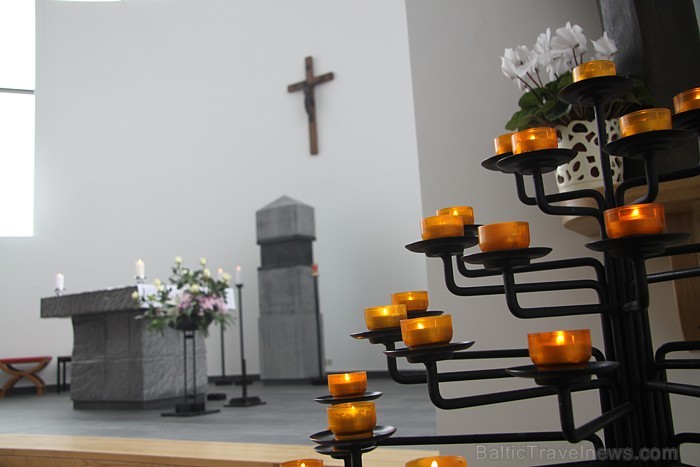 Karmela ordeņa māsu klostera baznīca, kas kalpo arī kā Ikšķiles pilsētas katoļu draudzes dievnams - www.latvijascentrs.lv Karmela ordeņa māsu klostera baznīca, kas kalpo arī kā Ikšķiles pilsētas katoļu draudzes dievnams - www.latvijascentrs.lv 73181