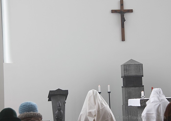 Baskāju Karmela ordeņa māsu galvenā misija ir lūgšana un saskaņā ar noteikumiem ārpus klostera klauzūras daļas sienām viņas iziet tikai īpašos gadījum Baskāju Karmela ordeņa māsu galvenā misija ir lūgšana un saskaņā ar noteikumiem ārpus klostera klauzūras daļas sienām viņas iziet tikai īpašos gadījum 73182