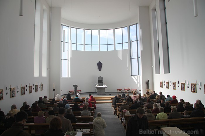 Karmela ordeņa māsu klostera baznīca, kas kalpo arī kā Ikšķiles pilsētas katoļu draudzes dievnams - www.latvijascentrs.lv Karmela ordeņa māsu klostera baznīca, kas kalpo arī kā Ikšķiles pilsētas katoļu draudzes dievnams - www.latvijascentrs.lv 73418