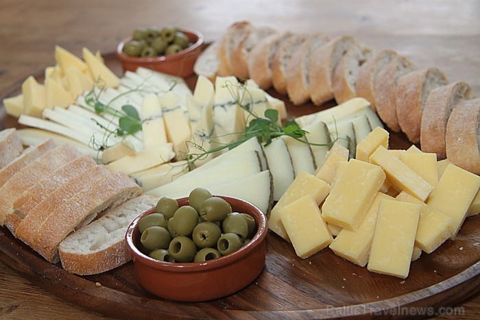 Pasaules slavenās vīna darītavas Hugel&Fils īpašnieks Etjēns Hugels viesojas Rūmenes muižā www.rumene.lv Pasaules slavenās vīna darītavas Hugel&Fils īpašnieks Etjēns Hugels viesojas Rūmenes muižā www.rumene.lv 73209