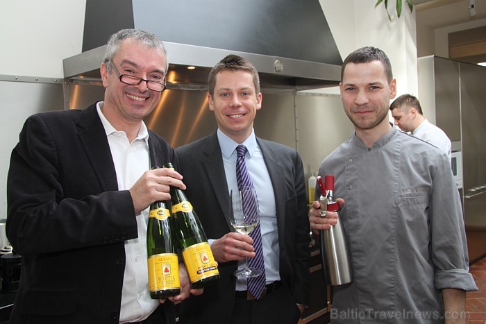 Pasaules slavenās vīna darītavas Hugel&Fils īpašnieks Etjēns Hugels viesojas Rūmenes muižā www.rumene.lv Pasaules slavenās vīna darītavas Hugel&Fils īpašnieks Etjēns Hugels viesojas Rūmenes muižā www.rumene.lv 73217