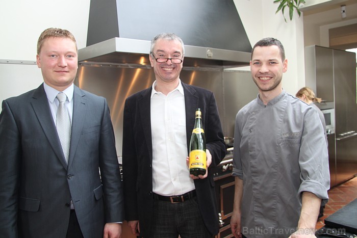Pasaules slavenās vīna darītavas Hugel&Fils īpašnieks Etjēns Hugels viesojas Rūmenes muižā www.rumene.lv Pasaules slavenās vīna darītavas Hugel&Fils īpašnieks Etjēns Hugels viesojas Rūmenes muižā www.rumene.lv 73218