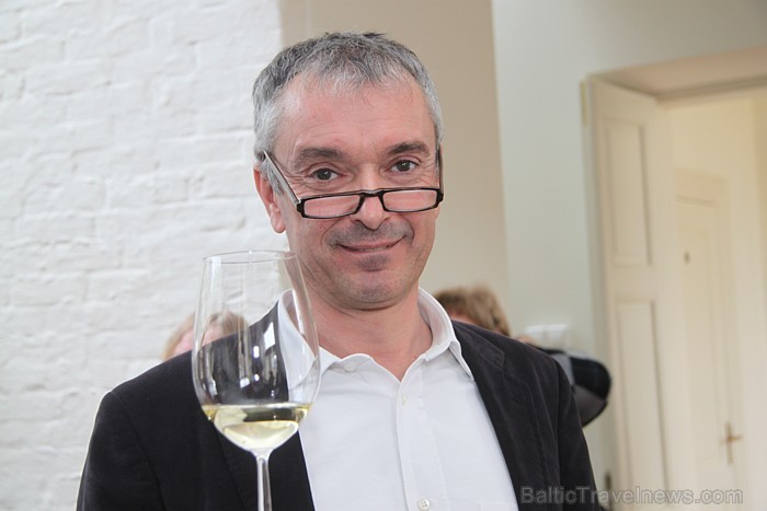Pasaules slavenās vīna darītavas Hugel&Fils īpašnieks Etjēns Hugels viesojas Rūmenes muižā www.rumene.lv Pasaules slavenās vīna darītavas Hugel&Fils īpašnieks Etjēns Hugels viesojas Rūmenes muižā www.rumene.lv 73225