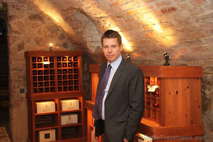 Pasaules slavenās vīna darītavas Hugel&Fils īpašnieks Etjēns Hugels viesojas Rūmenes muižā www.rumene.lv Pasaules slavenās vīna darītavas Hugel&Fils īpašnieks Etjēns Hugels viesojas Rūmenes muižā www.rumene.lv 73238