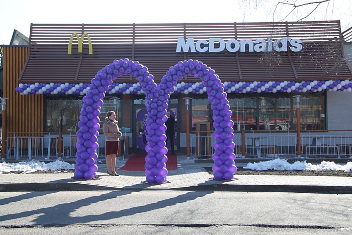 «McDonalds» atver 30-to restorānu Baltijā uz Vienības gatves 115a, Rīgā 73567