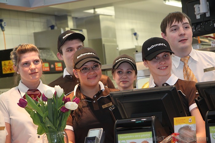 «McDonalds» atver 30-to restorānu Baltijā uz Vienības gatves 115a, Rīgā 73576
