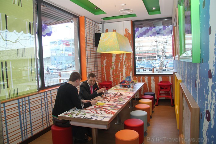 «McDonalds» atver 30-to restorānu Baltijā uz Vienības gatves 115a, Rīgā 73578