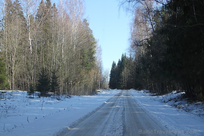 Lieldienu laiks Latgalē  - daudzi lauku ceļi mežainākās vietās vēl ir sniegā 73640
