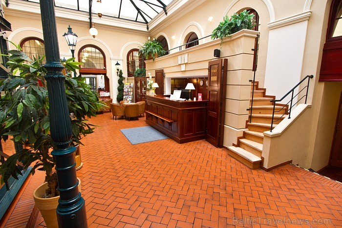 Viesnīcā ir pieejamas 94 istabas un 4 konferenču telpas. Par jaukām ēdienreizēm parūpēsies viesnīcas restorāns un bārs www.hotelrott.cz Viesnīcā ir pieejamas 94 istabas un 4 konferenču telpas. Par jaukām ēdienreizēm parūpēsies viesnīcas restorāns un bārs www.hotelrott.cz 73720