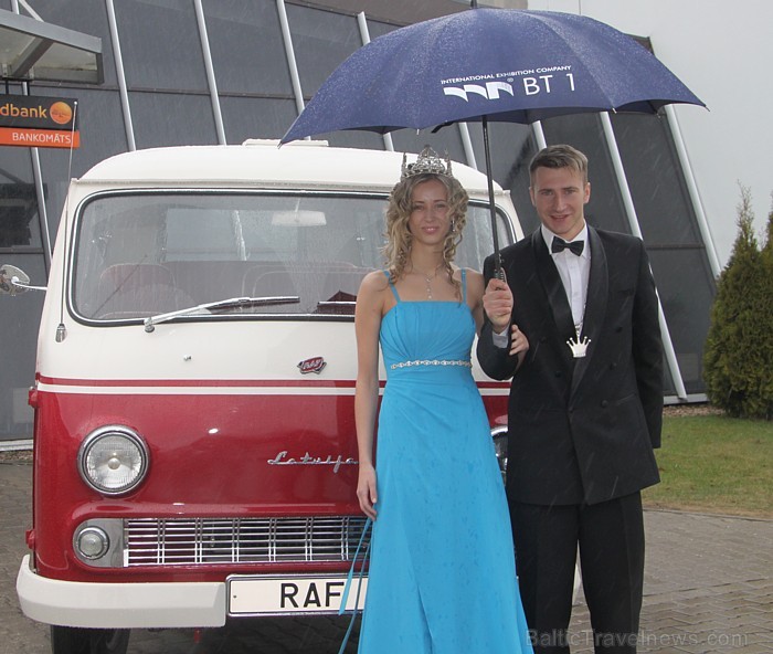 Ķīpsalas izstādes «Auto 2012» viens no pārsteigumiem būs mikroautobuss RAF 977 Latvija, ko prezentē «Mis un Misters Latvija 2011» Eva Dombrovska un Ka 73963