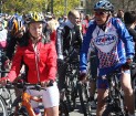 Jauni un gados vecāki velosipēdisti pulcējās uz Rīgas velo parādi 2012 4