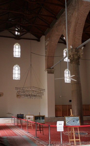 Isa Bey mošeja atrodas uz austrumiem no Sv. Jāņa bazilikas, uz Ayasuluk paugura. Tā tika uzcelta 1375. gadā un ir vecākā turku tipa mošeja pasaulē Isa Bey mošeja atrodas uz austrumiem no Sv. Jāņa bazilikas, uz Ayasuluk paugura. Tā tika uzcelta 1375. gadā un ir vecākā turku tipa mošeja pasaulē 74757