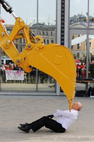 17. Starptautiskā Baltijas baleta festivāla ievaros Rīgā notika vēl neredzēts dejotāja un ekskavatora šovs. Foto: www.fotoprojekts.lv 17. Starptautiskā Baltijas baleta festivāla ievaros Rīgā notika vēl neredzēts dejotāja un ekskavatora šovs. Foto: www.fotoprojekts.lv 75040