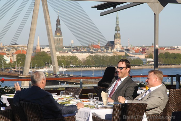 Rīgas skaistākās panorāmas jumta terase Pārdaugavā ir atklāta vasaras sezonai - www.islandehotel.lv