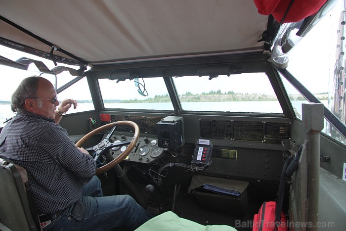 Militārā amfībija DUKW 353, kas ir būvēta 1942.gadā, spēj ieskrieties uz sauszemes līdz 80 km/h, bet ūdenī līdz 10 km/h 75480