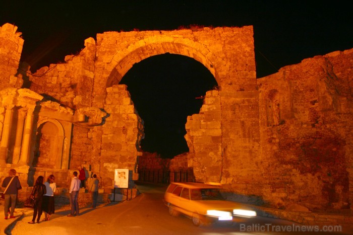 Side - viens no rosīgākajiem kūrortiem Turcijā, kur atrodas vienano senākajām drupu kompleksiem - teātra drupas un II.gs. Apollona dievnami. www.novat 75519
