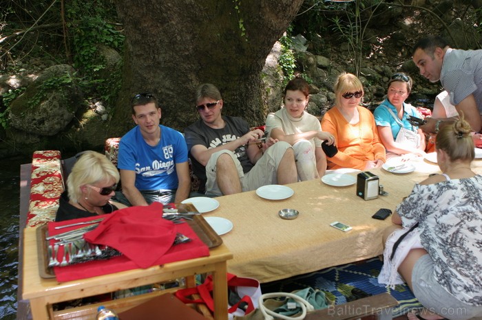 Pusdienas ekskursijas laikā. www.goadventure.lv 76125
