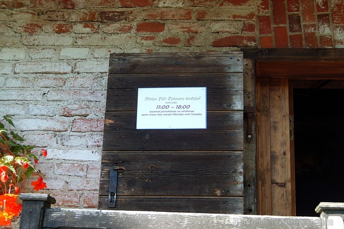 Viena no Bīriņu pils kompleksa sastāvdaļām ir vecās ūdensdzirnavas, kur omulīgi sadzīvo etno lietu muzejs ar krodziņu vasaras sezonā 76587