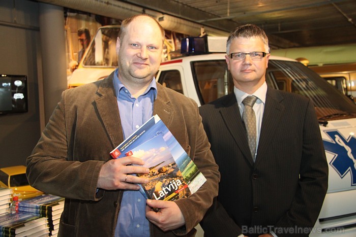 Armands Slokenbergs (Latvijas Tūrisma attīstības valsts aģentūra) un Arvils Drēska («Jāņa sēta») ar jauno «Lielais Latvijas atlants» un tūrisma ceļvedi «Latvija» Armands Slokenbergs (Latvijas Tūrisma attīstības valsts aģentūra) un Arvils Drēska («Jāņa sēta») ar jauno «Lielais Latvijas atlants» un tūrisma ceļvedi «Latvija»