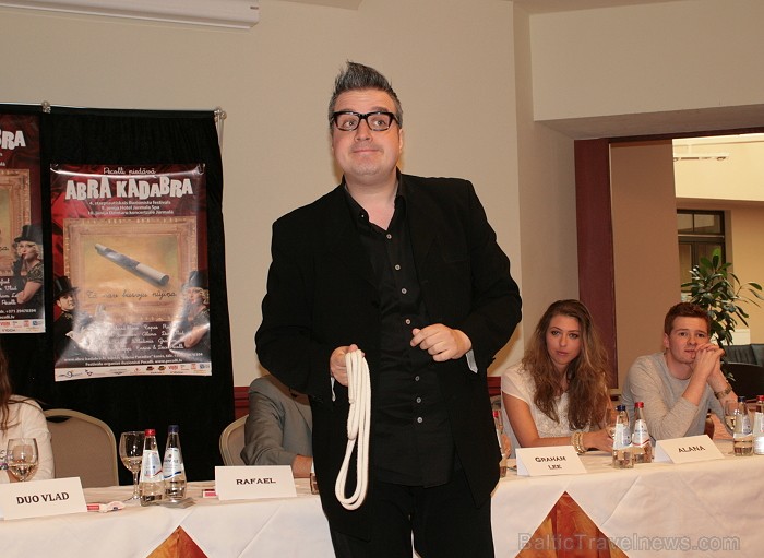 Pecolli aicina 9. jūnijā uz Mikromaģijas Gala šovu un 10. jūnijā uz Iluzionisma Gala koncertu www.abra-kadabra.lv Pecolli aicina 9. jūnijā uz Mikromaģijas Gala šovu un 10. jūnijā uz Iluzionisma Gala koncertu www.abra-kadabra.lv 76659