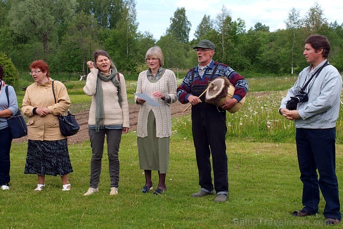 Uz atvadām latvju sētas saimnieki apmeklētājus iepriecināja ar latvisku Jāņu noskaņu dziesmu 76872