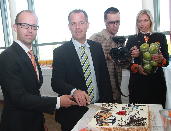 Latvijas nacionālā aviokompānija airBaltic (www.airbaltic.com) sāk sadarbību ar auto nomas uzņēmumu Sixt (www.sixt.lv) Latvijas nacionālā aviokompānija airBaltic (www.airbaltic.com) sāk sadarbību ar auto nomas uzņēmumu Sixt (www.sixt.lv) 77105