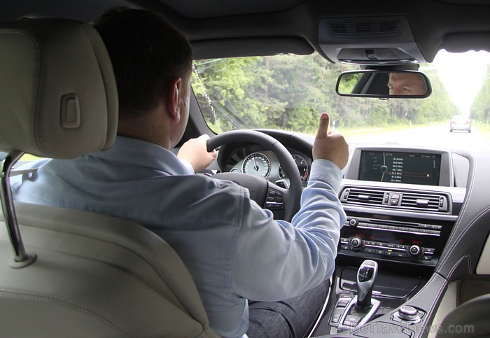 Aivars Mackevičs testa braucienā pārliecinās par auto stabilo un komfortablo gaitu, zibenīgo pedāļa reakciju, sportisko ātruma sajūtu, informatīvo apr Aivars Mackevičs testa braucienā pārliecinās par auto stabilo un komfortablo gaitu, zibenīgo pedāļa reakciju, sportisko ātruma sajūtu, informatīvo apr 77811