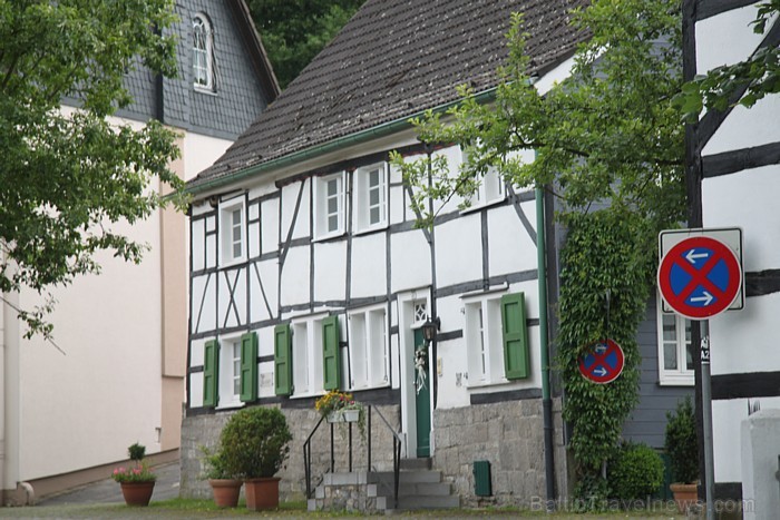Vācijas ciems Gruiten rakstu avotos ir jau minēts pirms 1000 gadiem un ciema vecākajā daļā var ievērot, ka logu durvis ir zaļā krāsā 78243